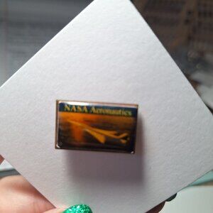 VINTAGE NASA AERONAUTICS SUPERSONIC JET COLLECTIBLE ENAMEL LAPEL PIN AVIATION